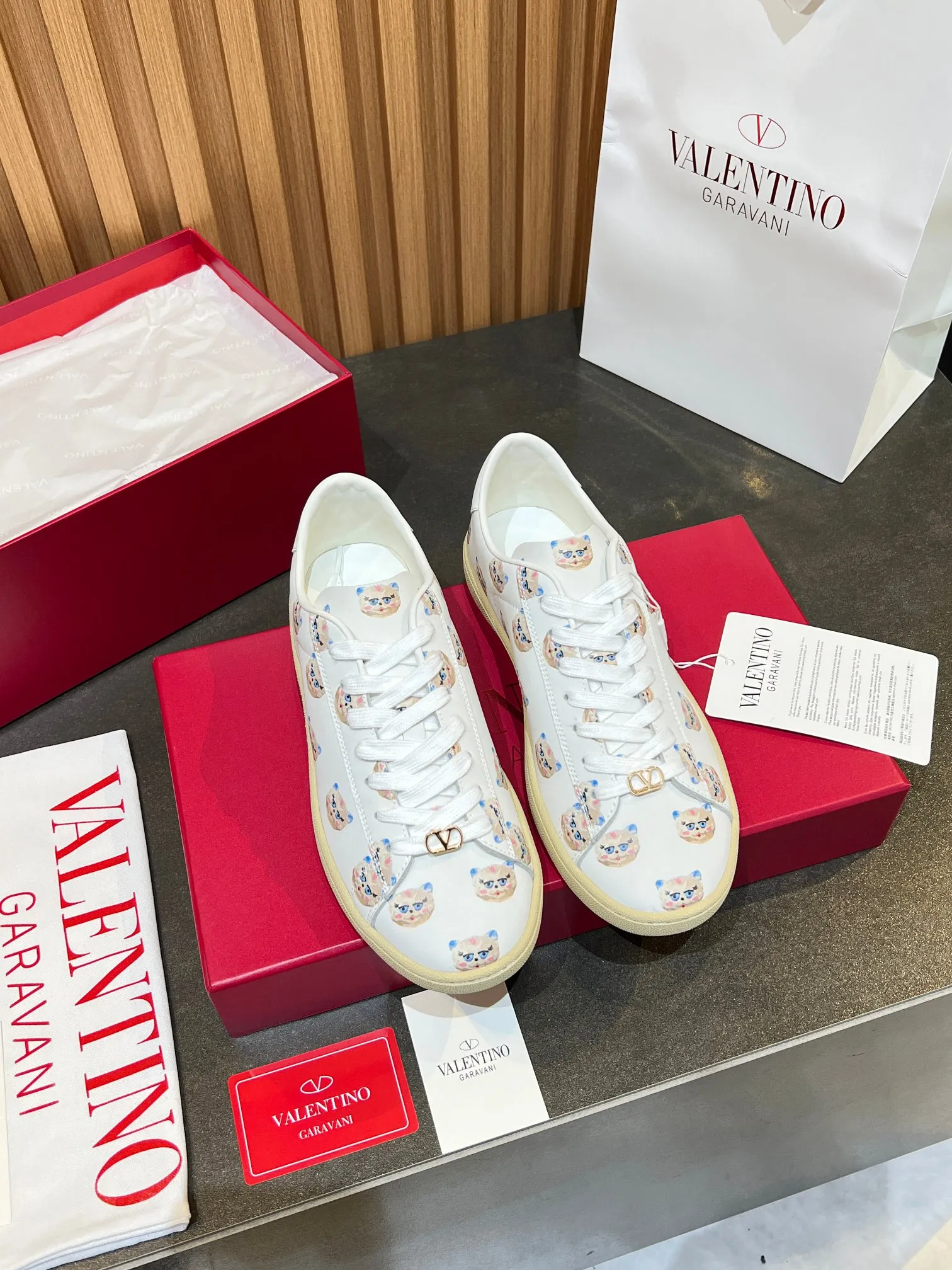 [Valentino] P: 640💰 Couple style, size: women 35-40▪️men 39-44 (45. Customized) Valentino VLTN casual shoes 2025 latest moral training shoes I can't put it down. Seiko details of cowhide sneakers, retro fashion, simple and advanced, casual matching. 1:1 restoration! Top luxury masterpiece, lace-up design, soft and comfortable imported calfskin brings excellent and elegant texture and excellent foot comfort. Top purchasing version upper: imported calfskin surface/original oil edge process + printing process. Inner lining: water-dyed cowhide lining. Outsole: original development 𝐓𝐏𝐔 two-color combination outsole. Packaging: full package with original configuration.
